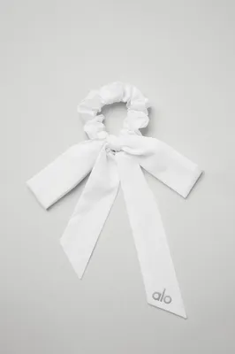 Alo Yoga — Love Knots Tie Scrunchie